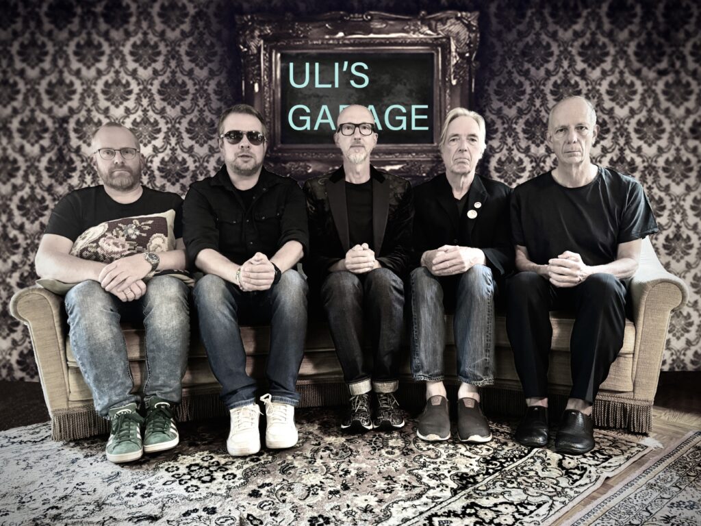 Bandfoto auf Sofa